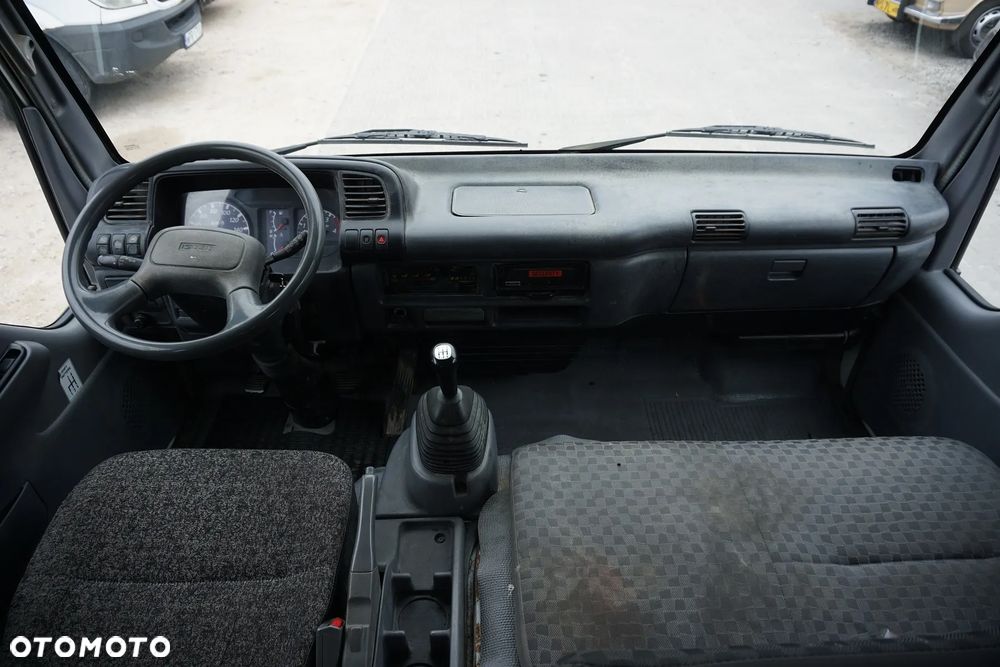 Isuzu NPR - 9