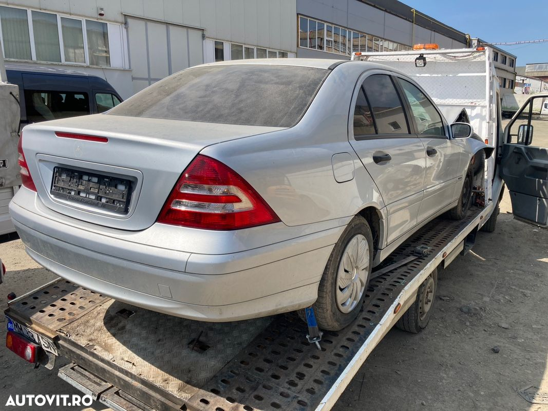 Dezmembrez Mercedes C Class W203 2.2 CDI 646.963 2005 - 7
