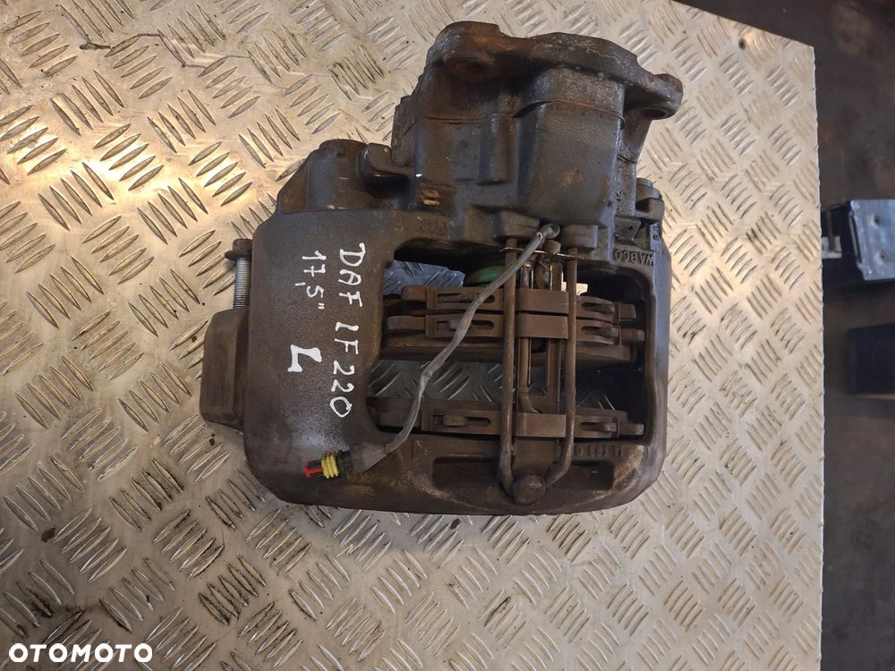 ZACISK HAMULCOWY LEWY 17,5 8 SZPILEK DAF LF 220 EURO 6