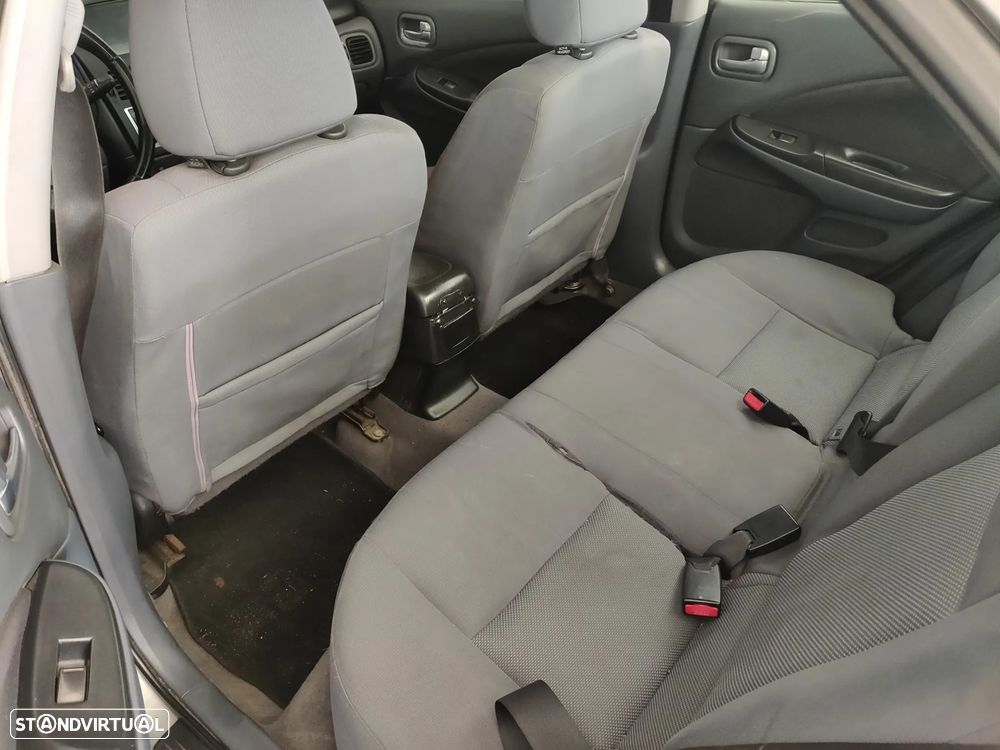 Nissan Almera 2004 photo 5