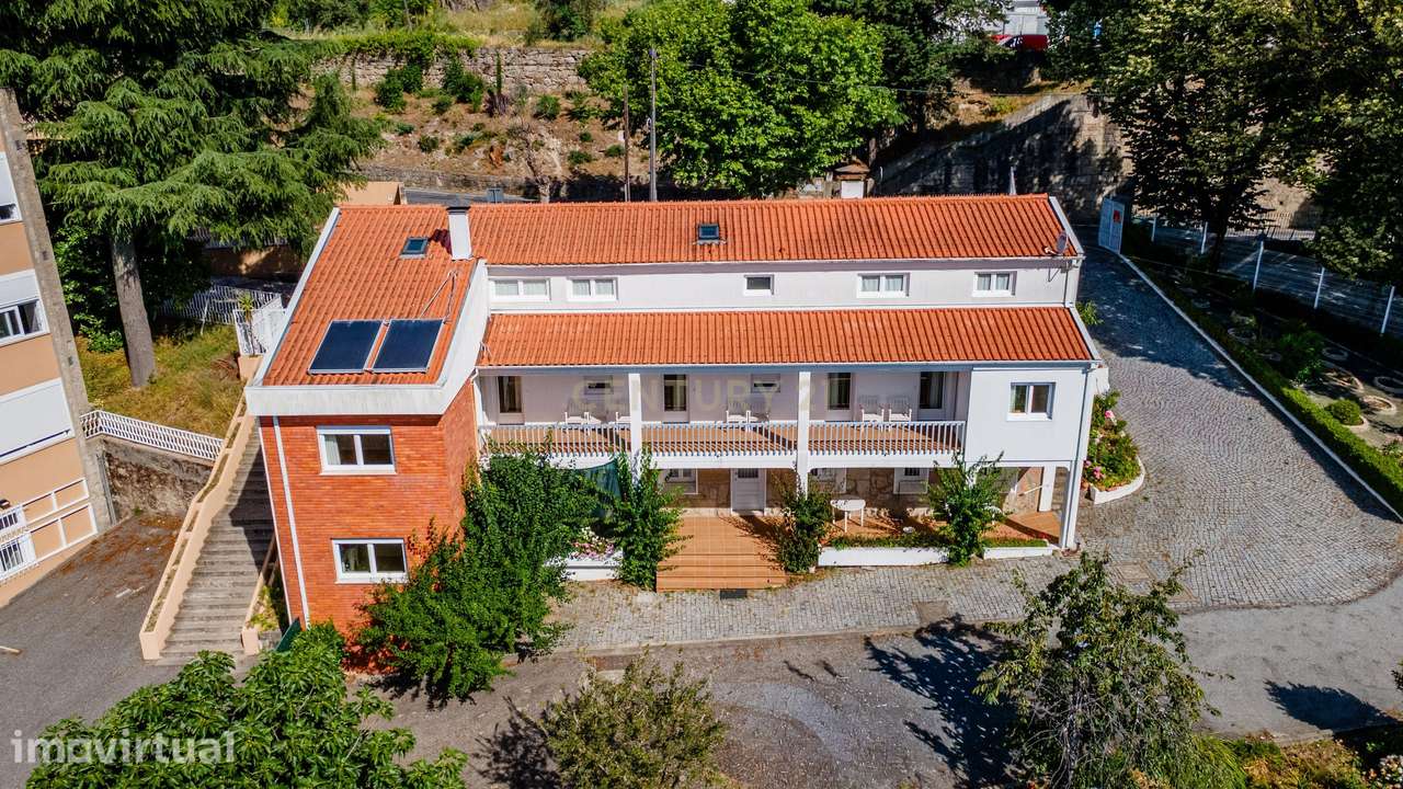 Quinta com cerca de 1 hectar e casa de 11 quartos na Covilhã - Vista 2