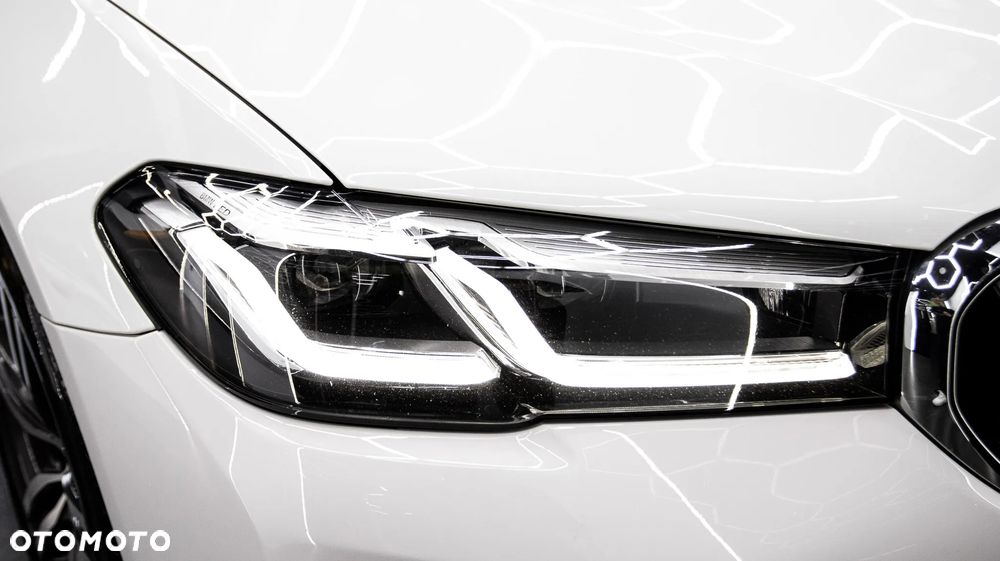 BMW Seria 5 520i mHEV - 11