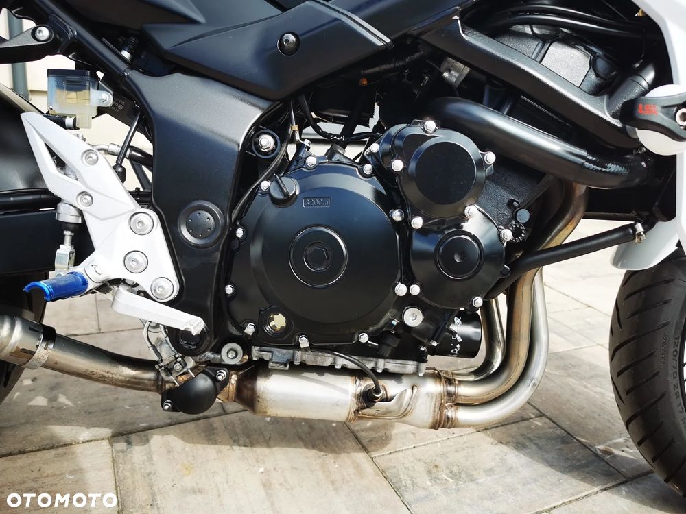 Suzuki GSR - 23