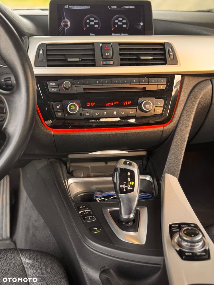 BMW Seria 3 330d Touring xDrive - 6