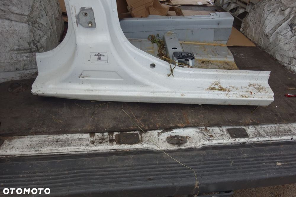 SŁUPEK PRAWY ŚRODKOWY Z PROGIEM DACIA LODGY - 2