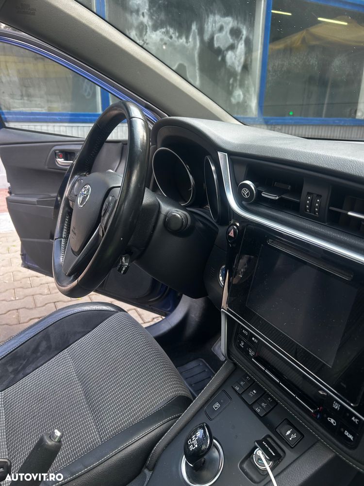 Toyota Auris 1.8 L VVT-i HSD Sol + - 4