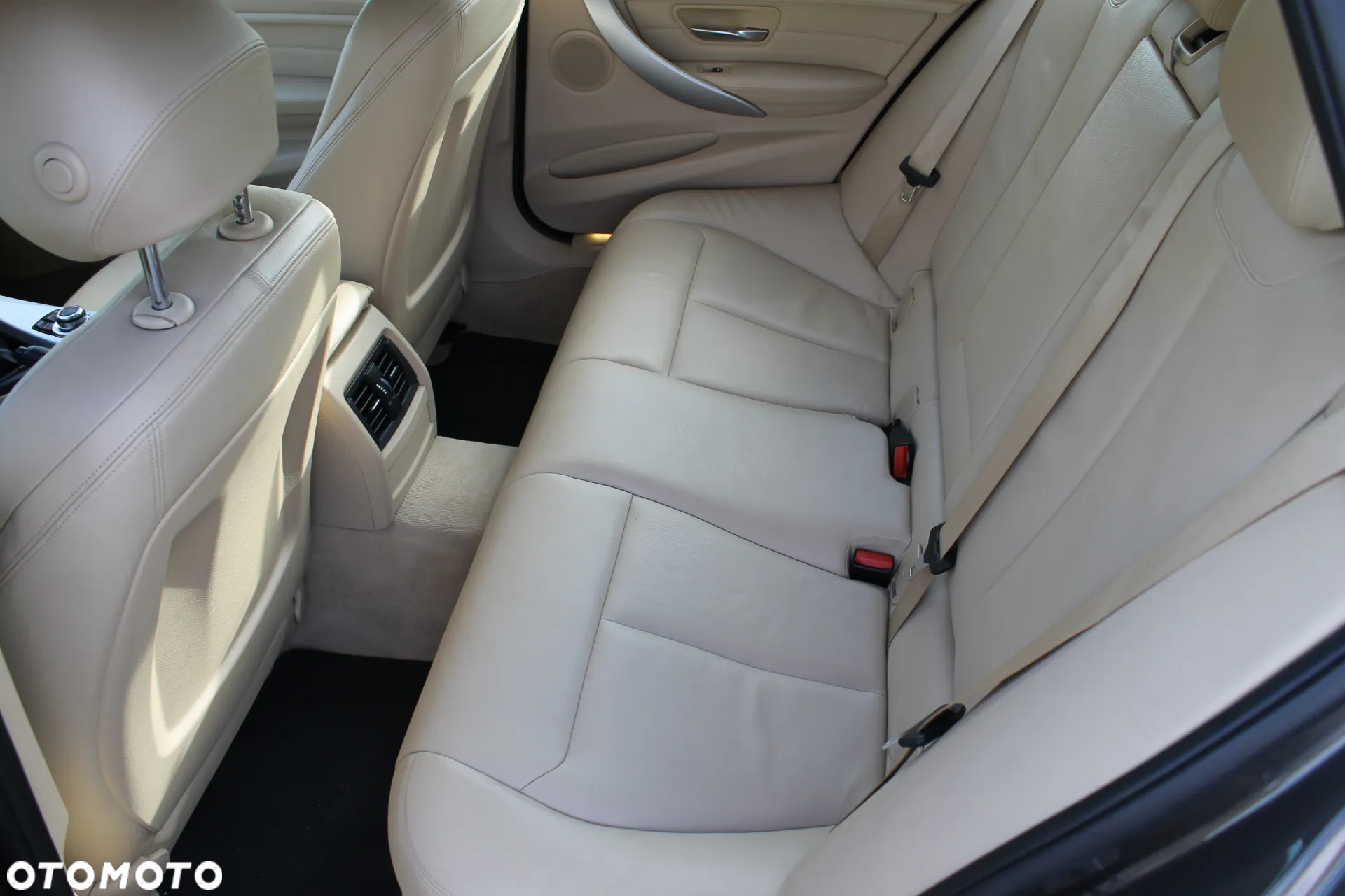 BMW Seria 3 320d DPF Touring Efficient Dynamics Edition - 10