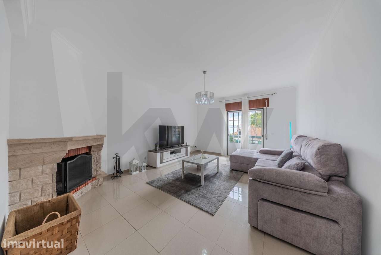 Apartamento Duplex T3 localizado na Rua Alfredo António Azedo, em Bena - Grande imagem: 2/29