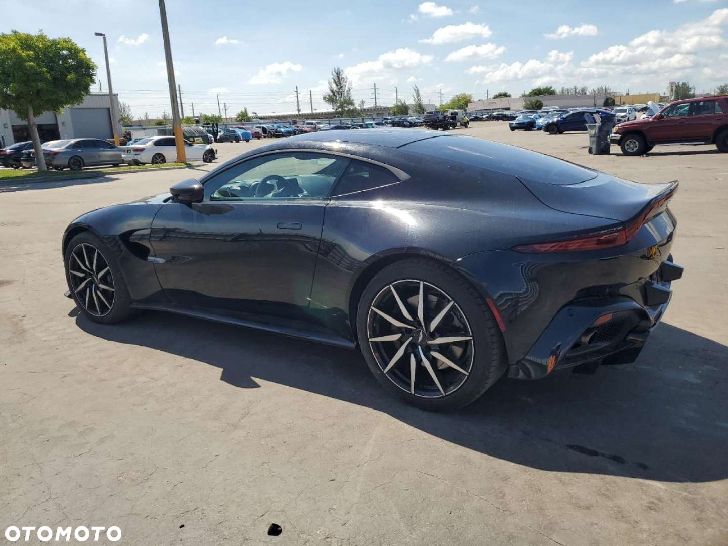Aston Martin Vantage - 2