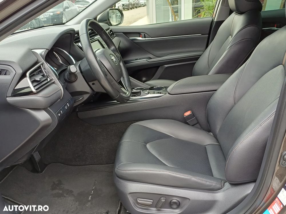 Toyota Camry 2.5 Hybrid Business - 11