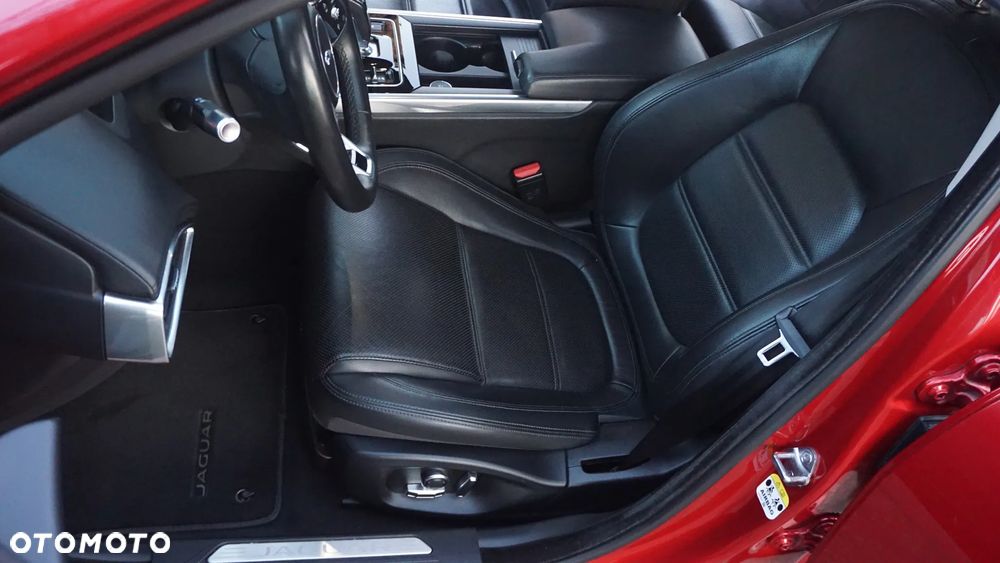 Jaguar XE 2.0 D180 S - 12