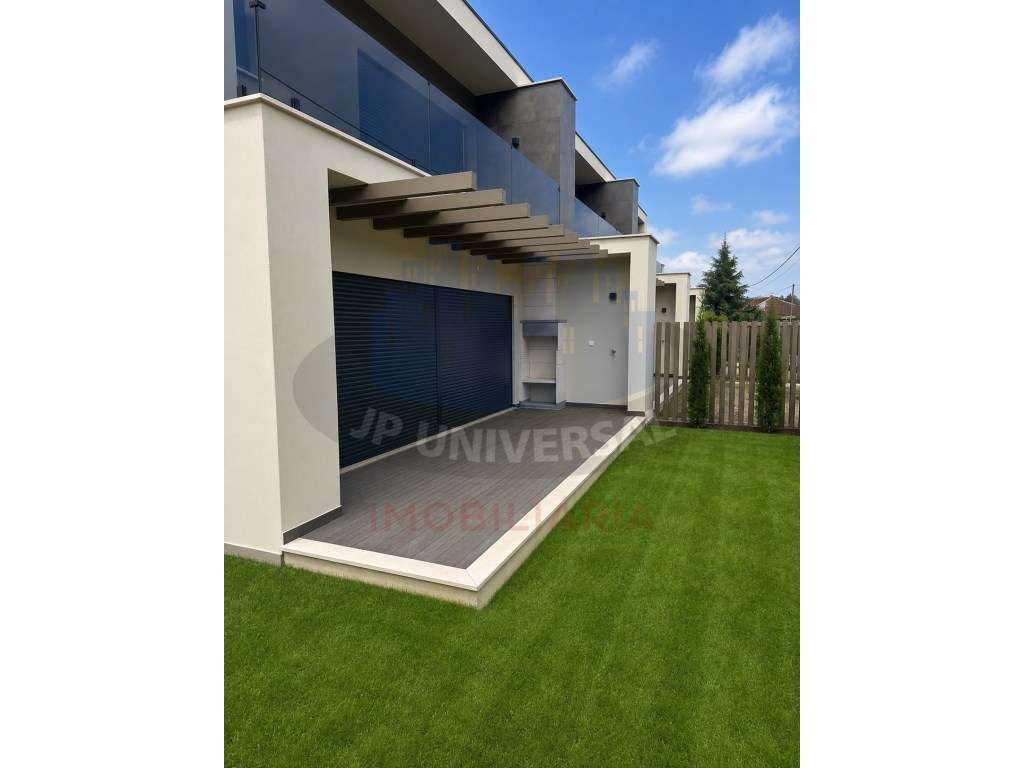 Moradia T3 Exclusivas , Garagem, Jardim e Acabamentos de Luxo - Grande imagem: 3/32