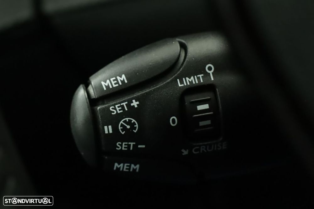 Peugeot 2008 1.2 PureTech Allure - 17