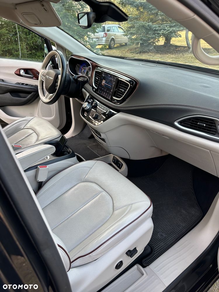 Chrysler Pacifica - 8