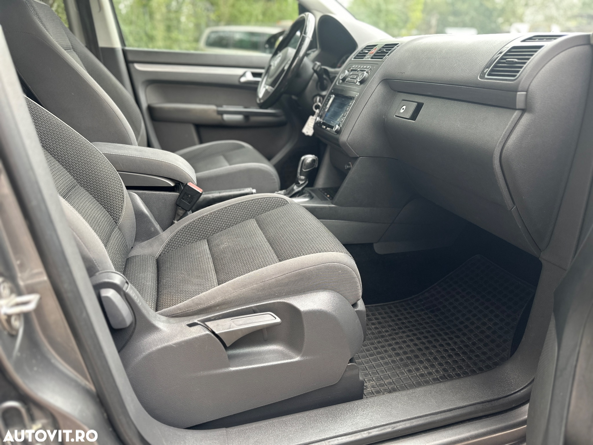 Volkswagen Touran 2.0 TDI DPF BlueMotion Technology DSG Comfortline - 9