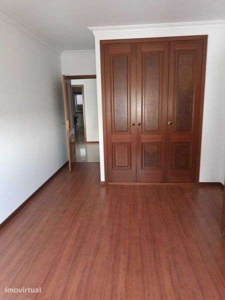 Alugo belíssimo T4 na primeira rotunda da Carapalha - Grande imagem: 3/7