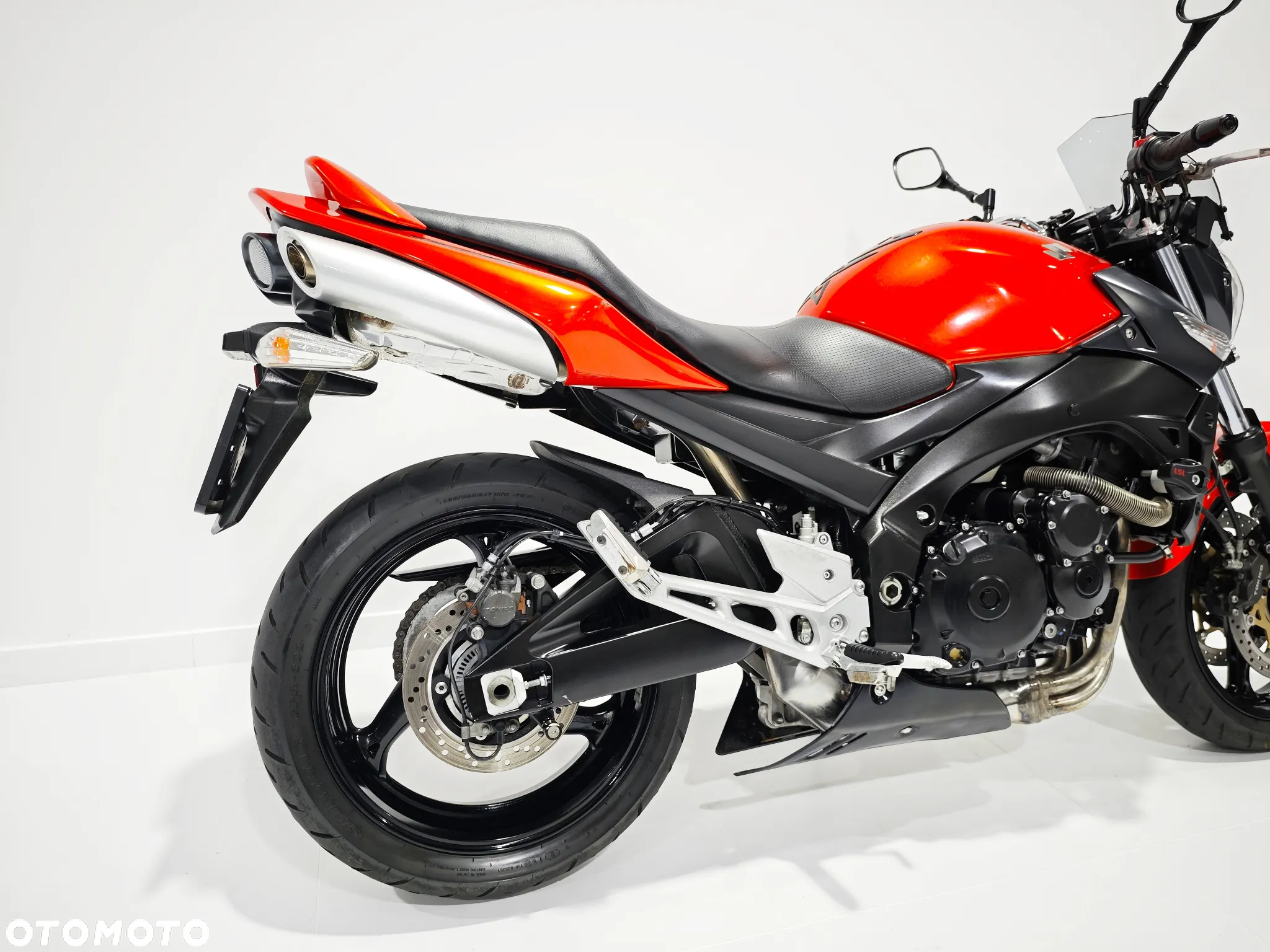 Suzuki GSR - 11