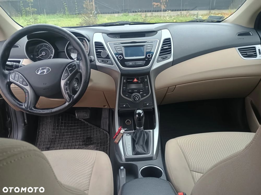 Hyundai Elantra 1.6 Style - 8