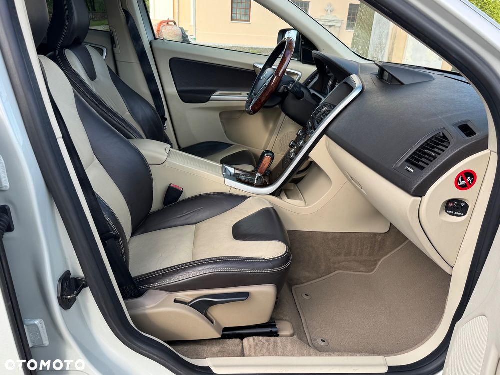 Volvo XC 60 D5 AWD Momentum - 23