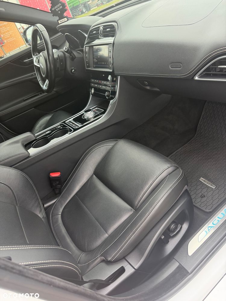 Jaguar XE 2.0 D R-Sport - 9