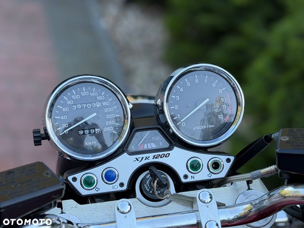 Yamaha XJR - 24