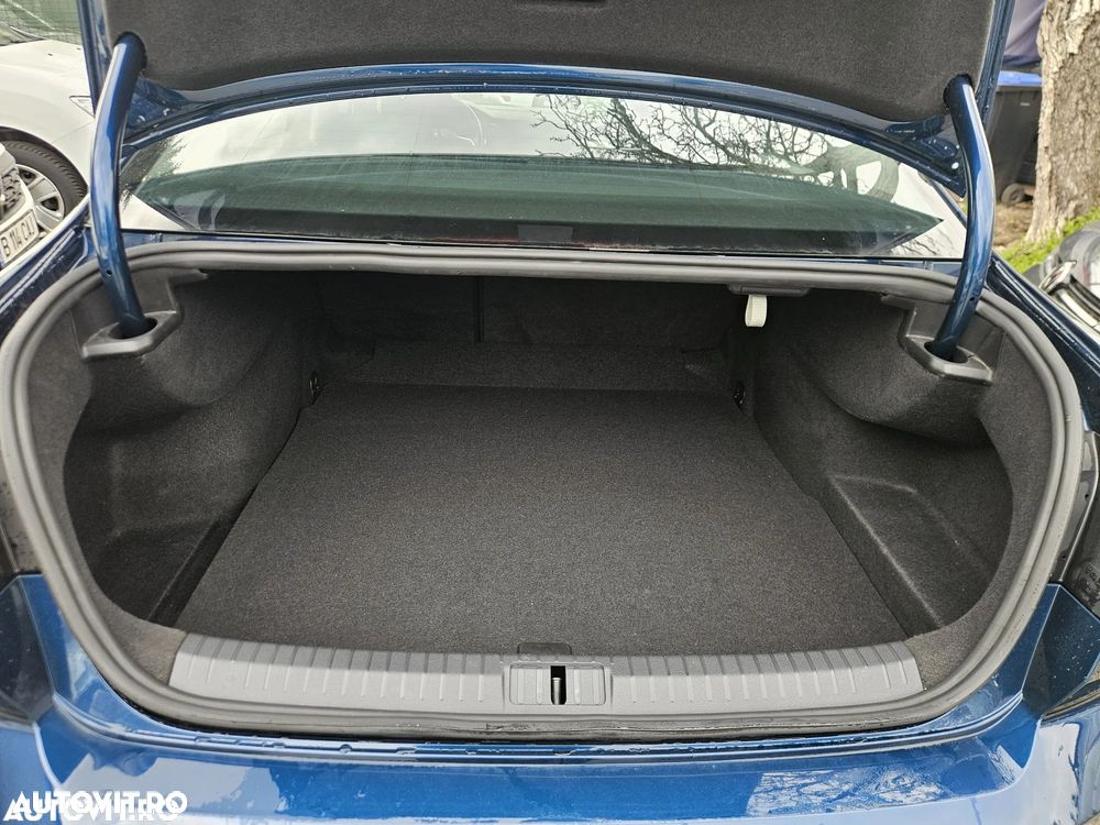 Volkswagen Passat 2.0 TDI Trendline - 11