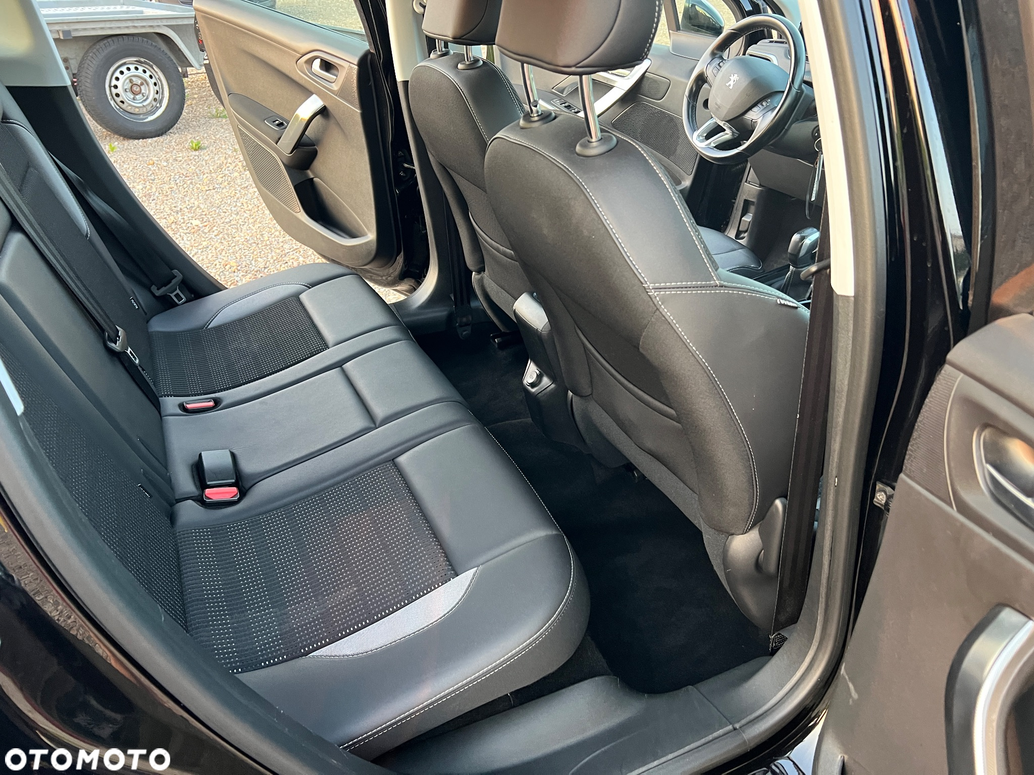 Peugeot 2008 1.2 Pure Tech Allure S&S - 17
