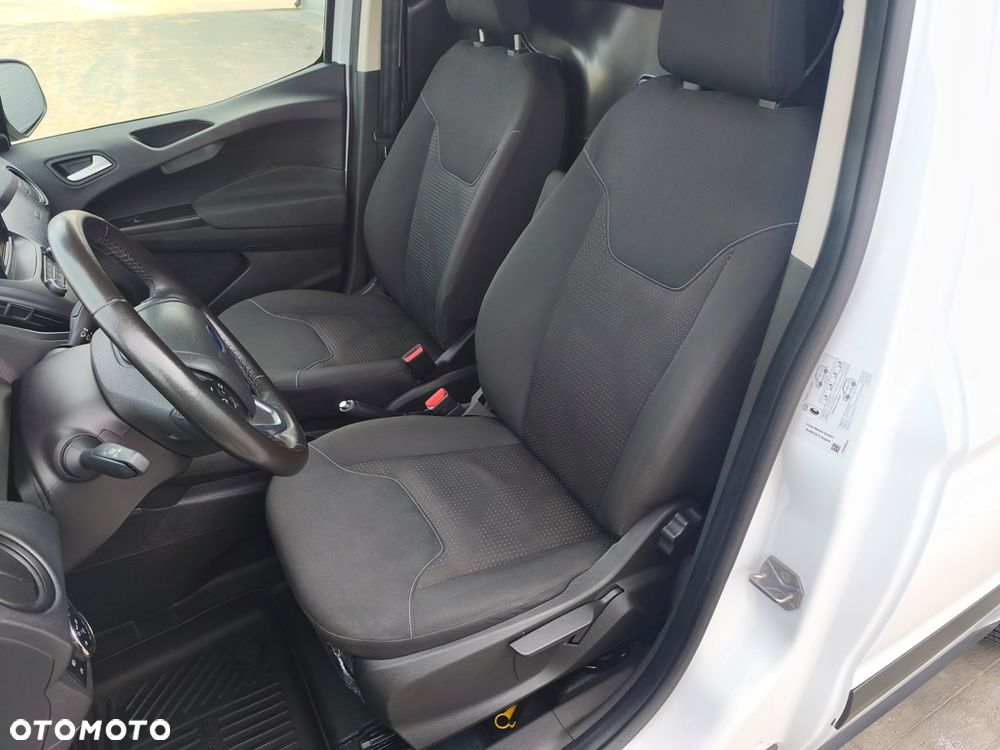 Ford Transit Courier - 29