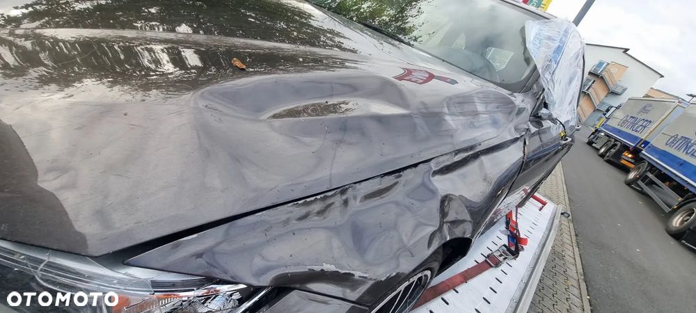 BMW Seria 3 318d Touring Blue Performance Sport Line - 18