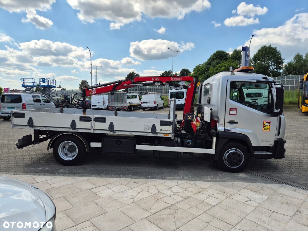 Renault D 7.5 180 / SKRZYNIA / HDS FASSI F32 / NISKI PRZEBIEG / BEZWYPADKOWY / OKLEJONY / AUTOMAT / CHWYTAK / SERWISOWANY / UNIKAT / EURO 6 - 8