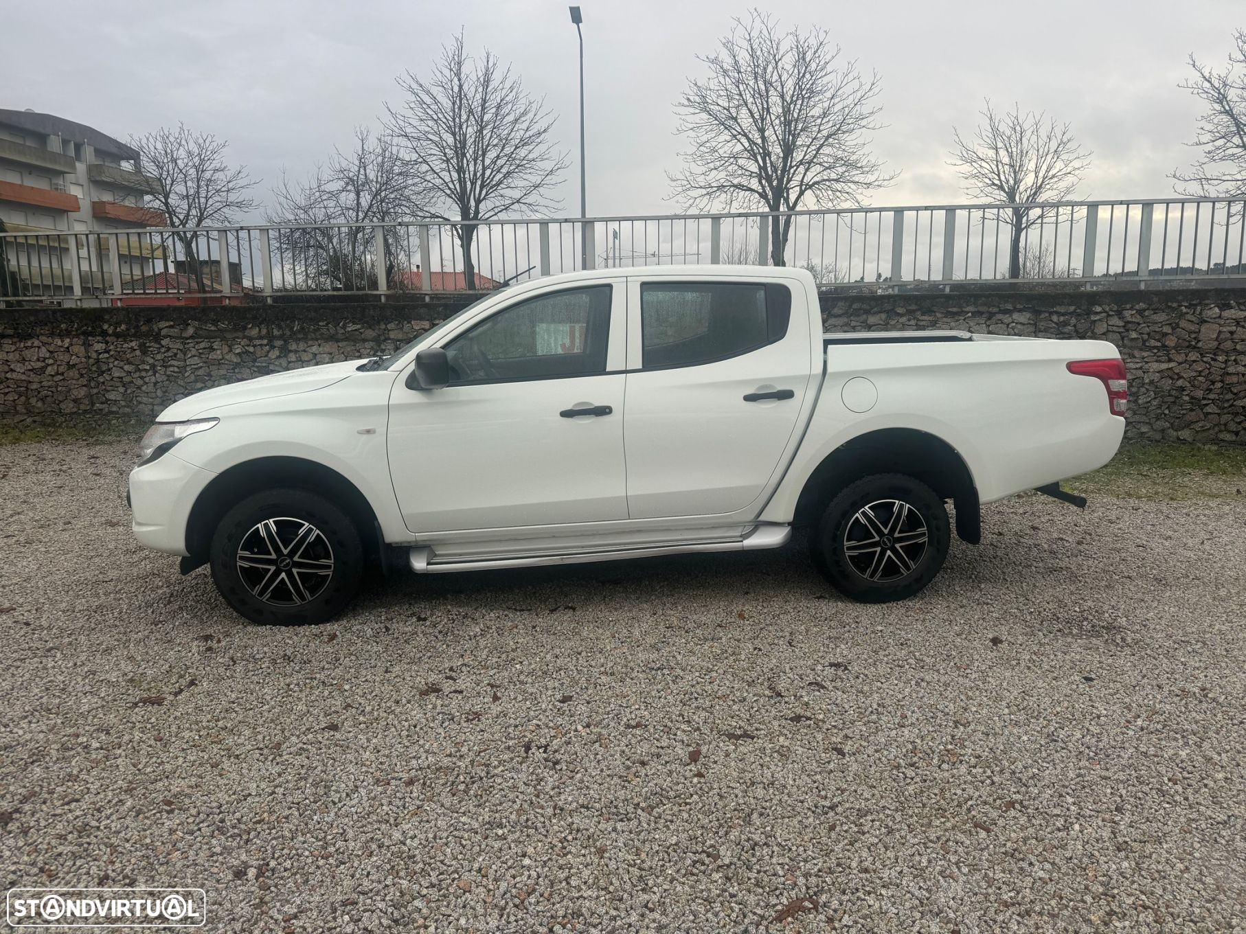 Mitsubishi L200 2.4 DI-D CD Invite 4WD - 5