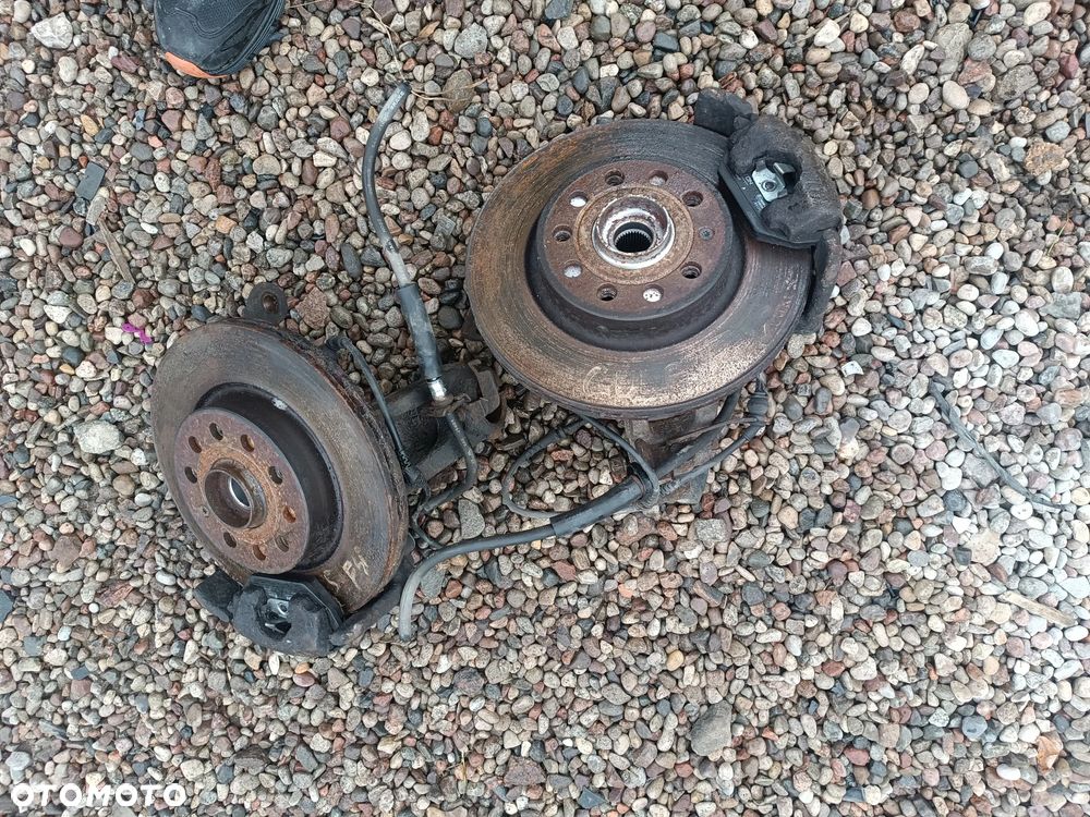 VW GOLF V 1.6 FSI ZWROTNICA PIASTA LEWA PRAWA PRZÓD - 1