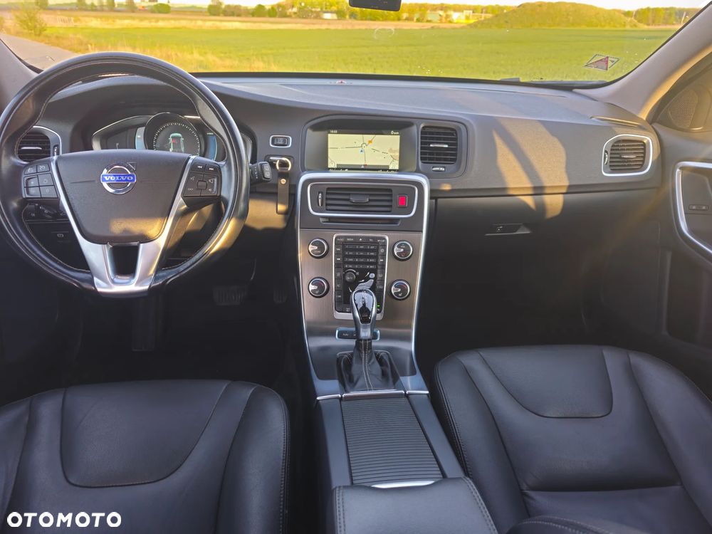 Volvo V60 D6 AWD Plug-in Hybrid Momentum - 11