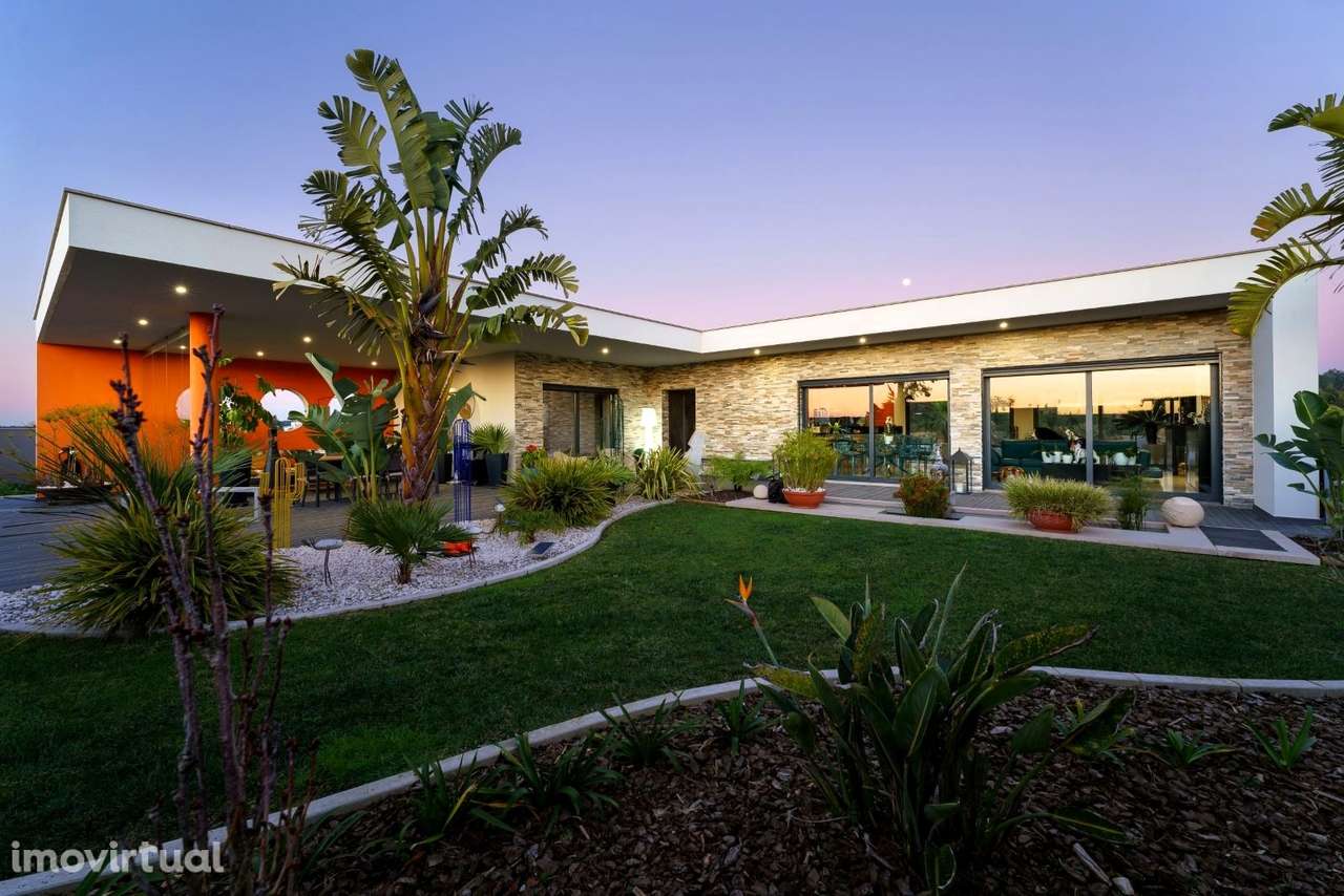 Moradia de autor, no campo junto ao Mar da costa oeste - Grande imagem: 2/15