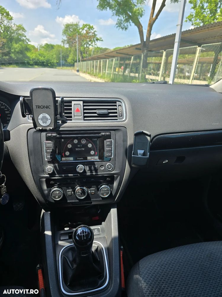 Volkswagen Jetta - 11