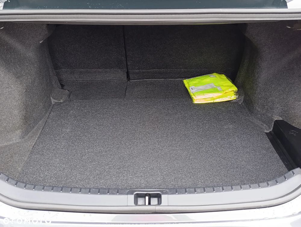 Toyota Corolla 1.6 Premium + - 18