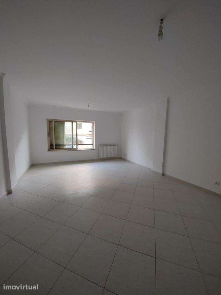 Apartamento T2 com parqueamento e arrumo - Grande imagem: 3/9