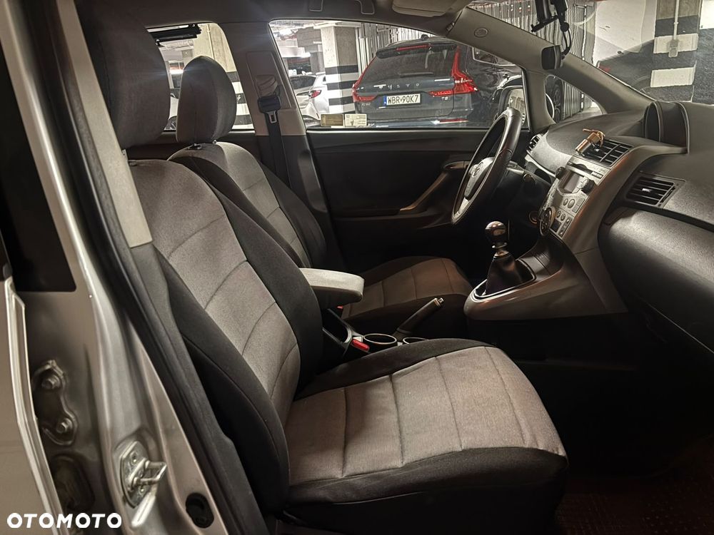 Toyota Corolla Verso 2.2 D-4D Premium 7os - 9