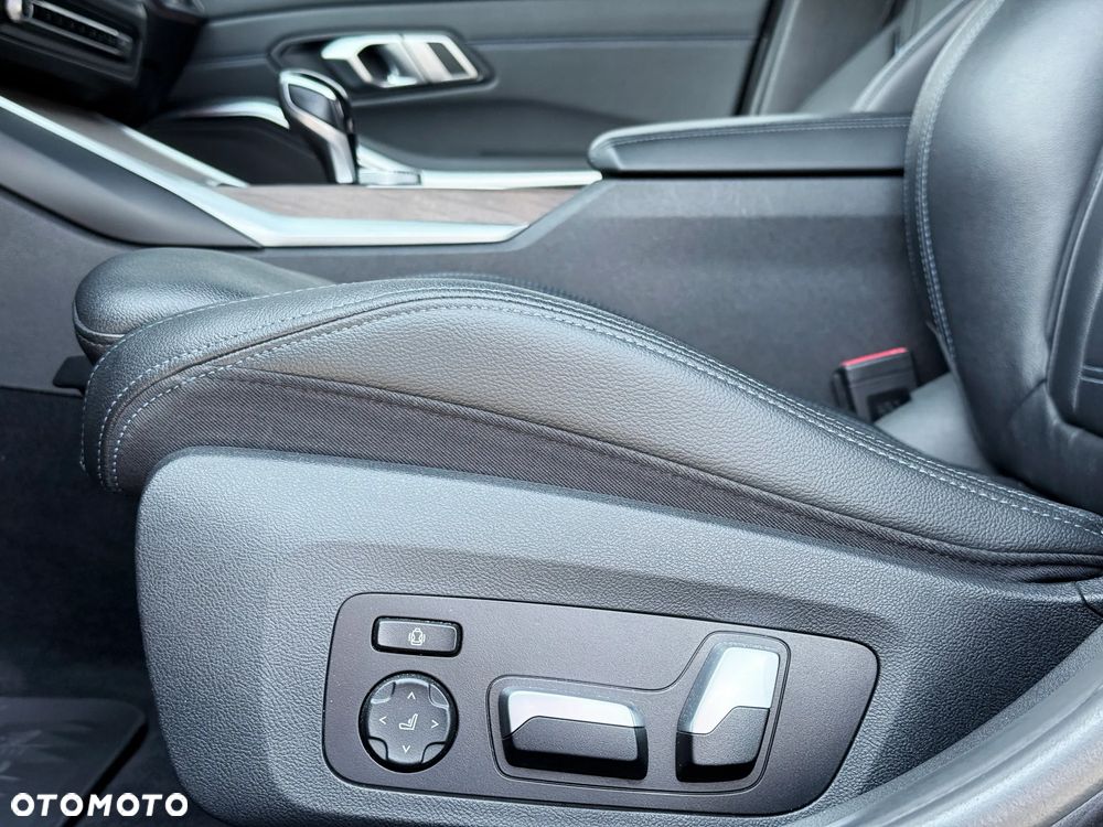 BMW Seria 3 330i xDrive M Sport sport - 26