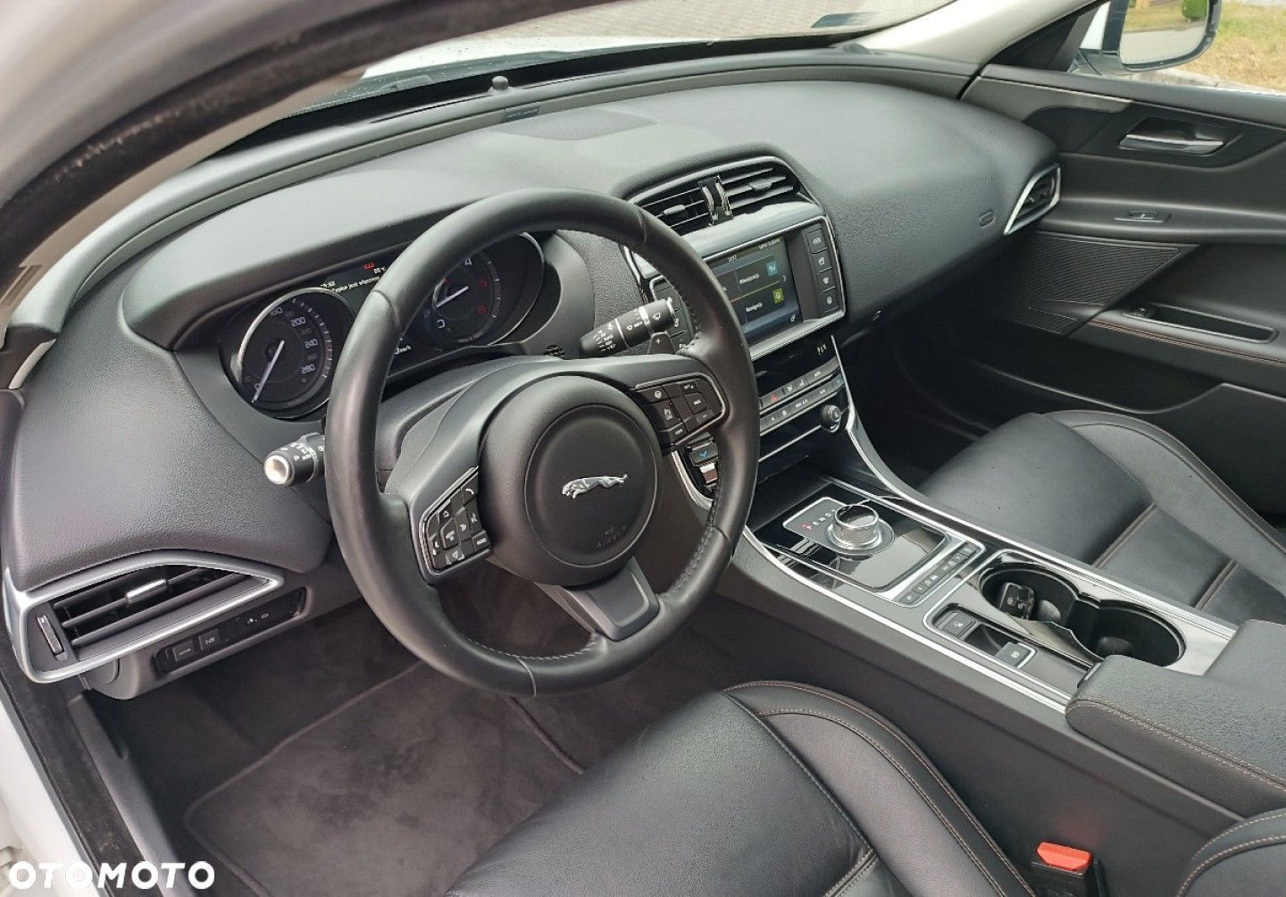 Jaguar XE - 21