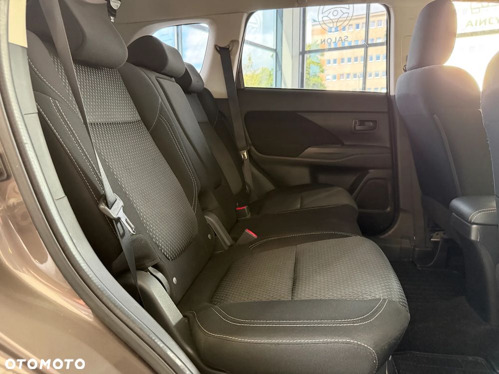 Mitsubishi Outlander 2.0 Invite + 2WD - 13