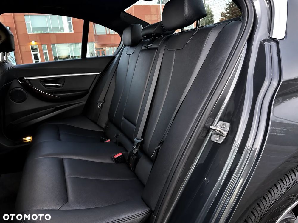 BMW Seria 3 330i xDrive - 10