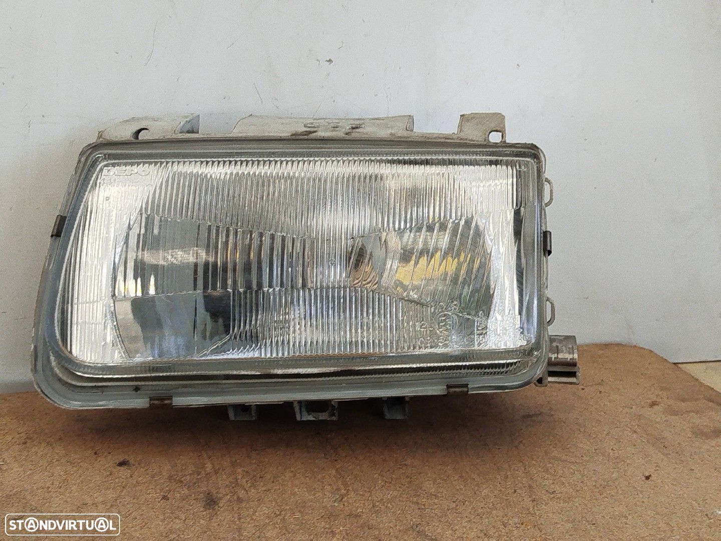 Farol/ Otica Dianteiro Esq Volkswagen Polo (6N1) - 1
