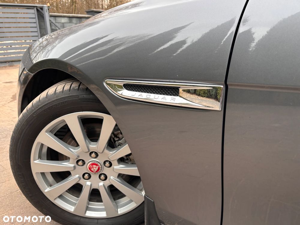 Jaguar XE 2.0 D Portfolio - 28