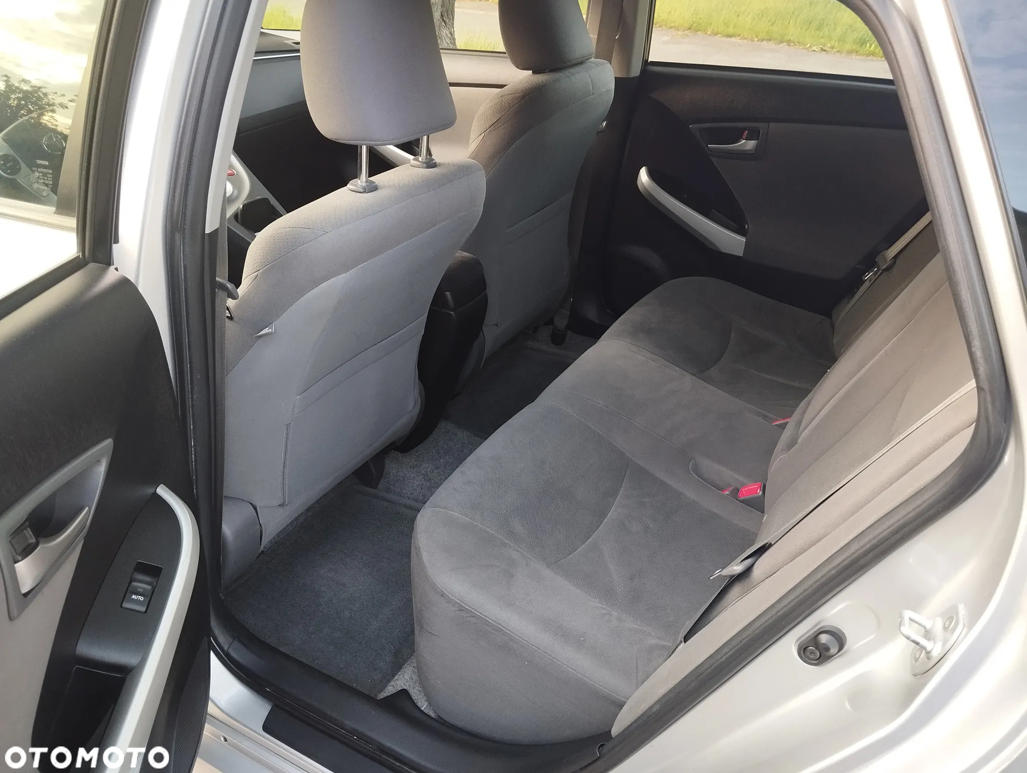 Toyota Prius (Hybrid) - 6