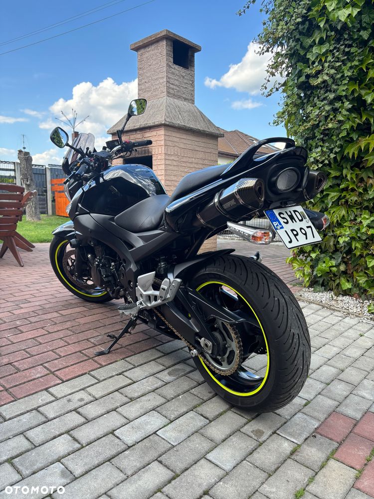 Suzuki GSR - 7