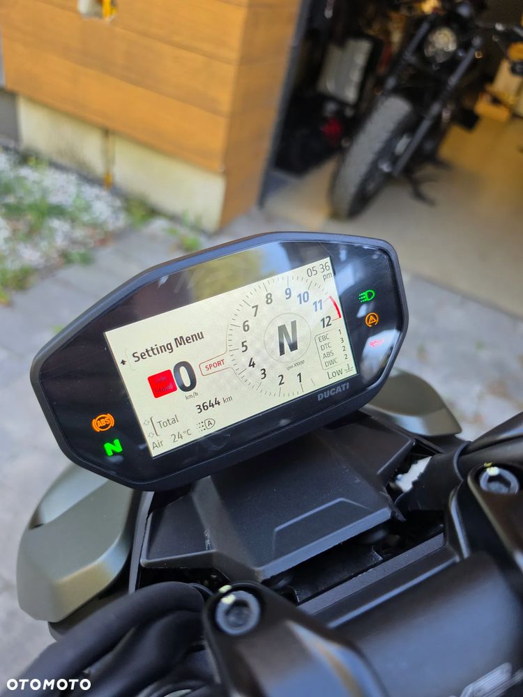 Ducati Streetfighter V2 - 9