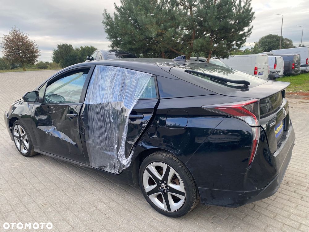 Toyota Prius (Hybrid) - 4
