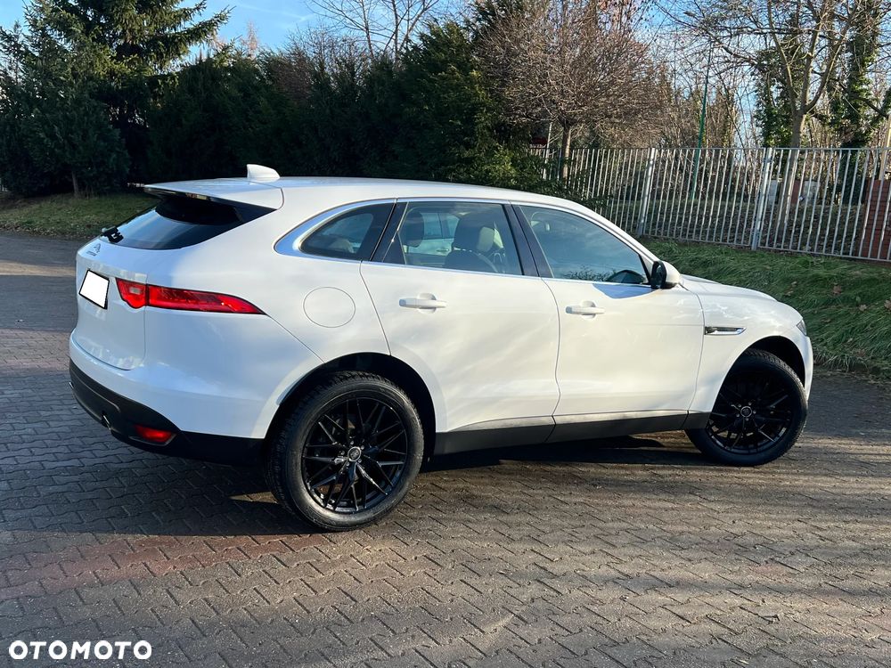 Jaguar F-Pace P250 AWD R-Dynamic SE - 4