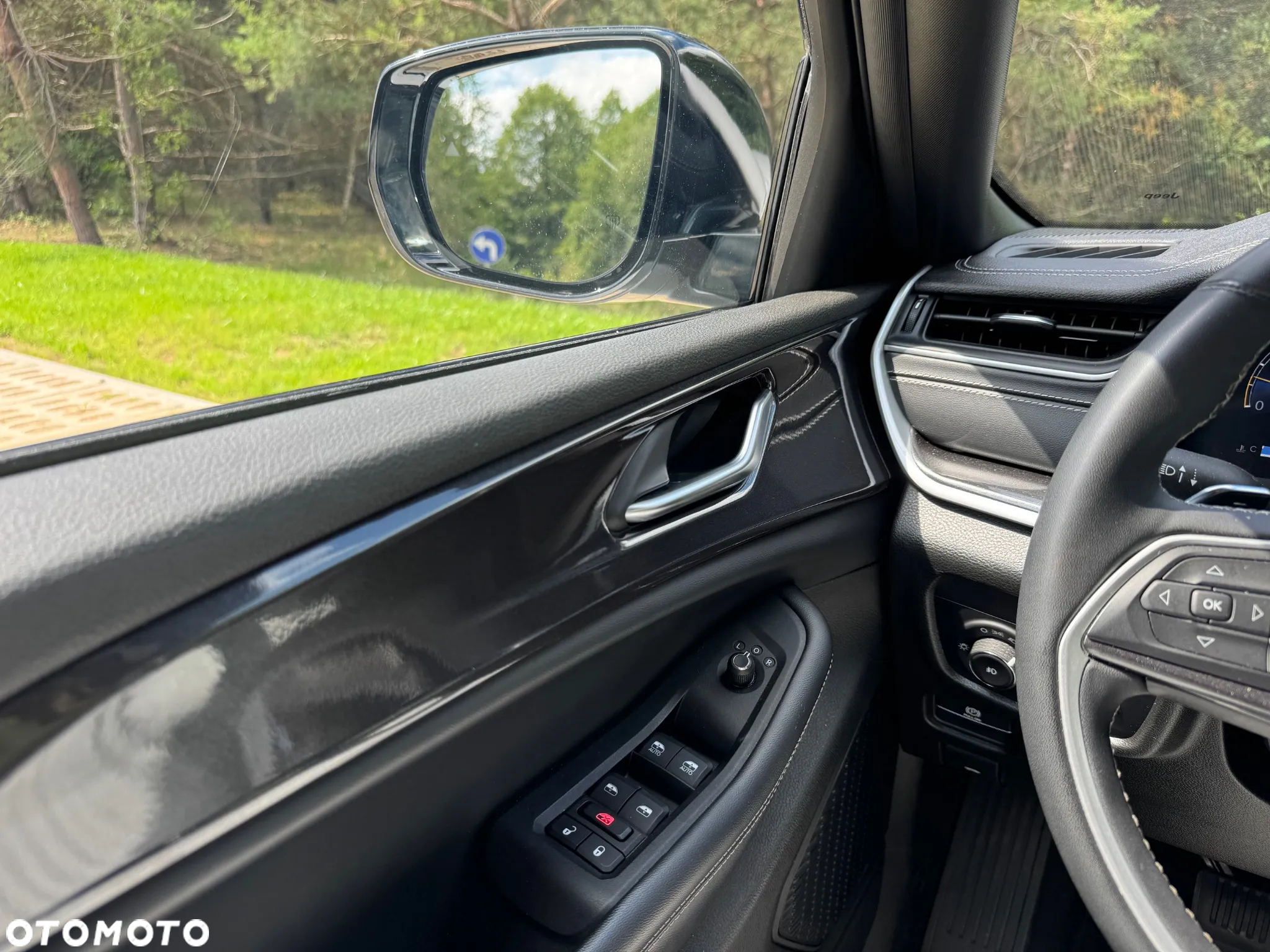 Jeep Grand Cherokee - 23